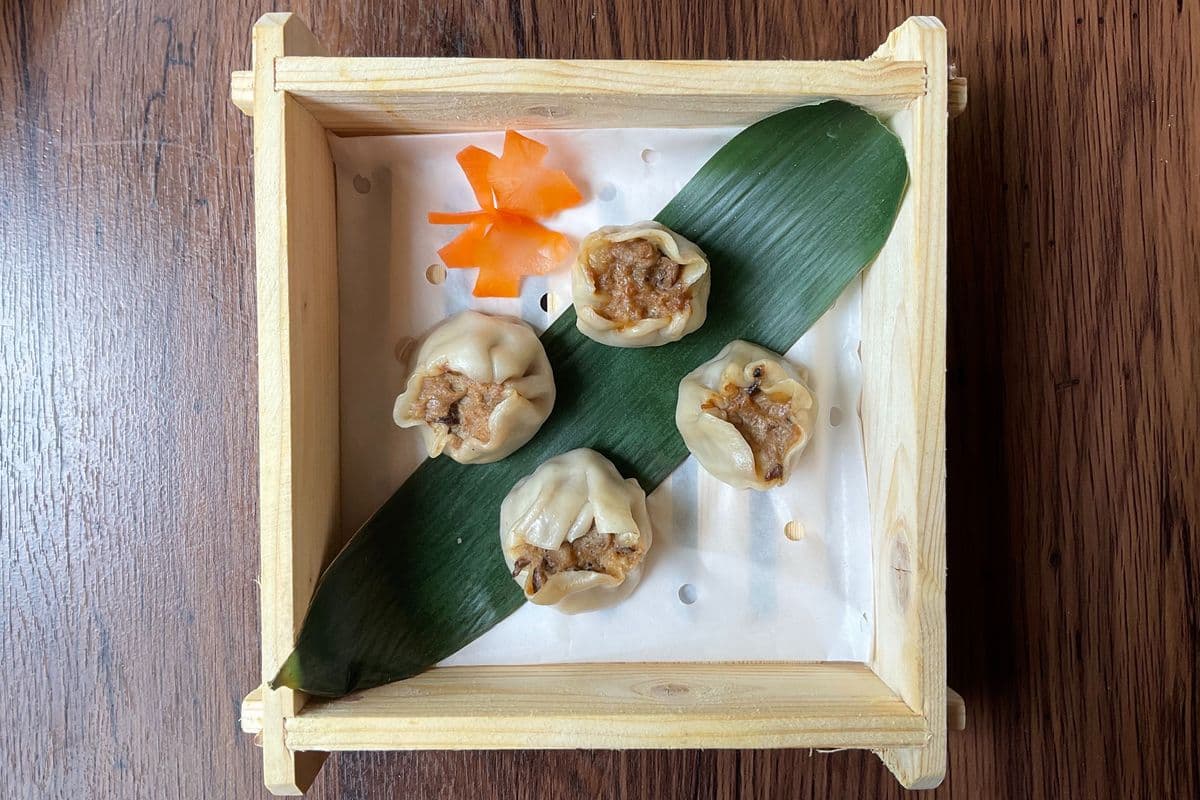 74. Boulettes de champignon et porc (4 mcx) / Steamed Pork and Mushroom Dumplings (4 pcs)