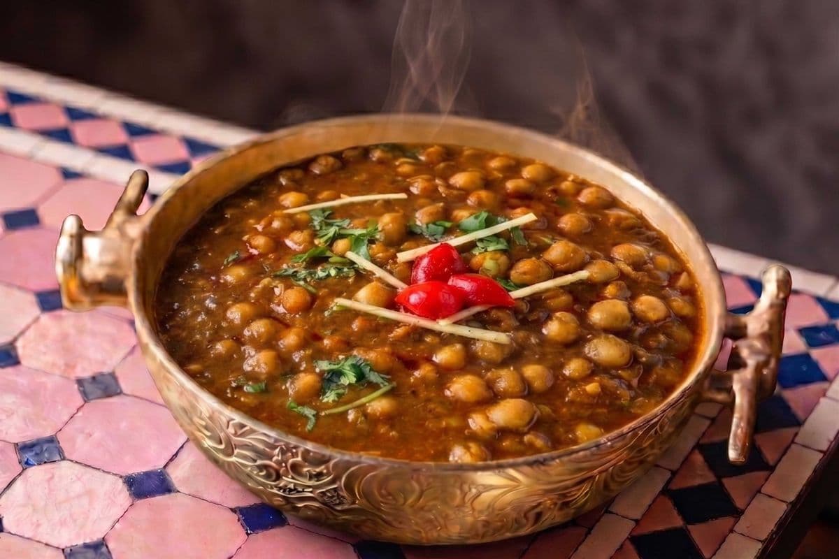 COMBO CHANA MASALA WITH PLAIN BASMATI RICE AND GARLIC NAAN