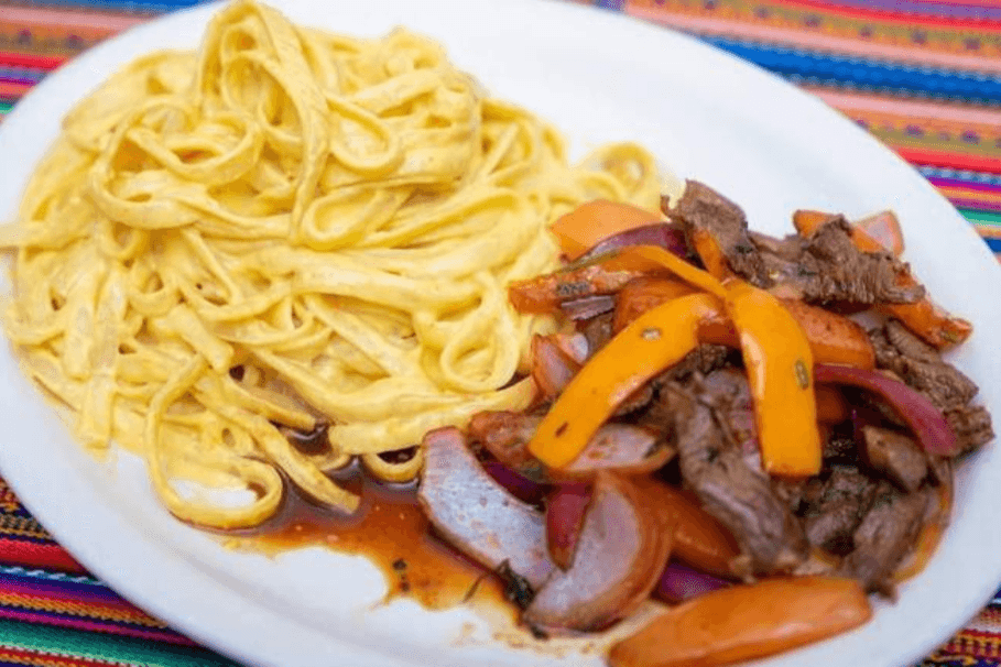Fetuccine a la Huancaina y Lomo Saltado