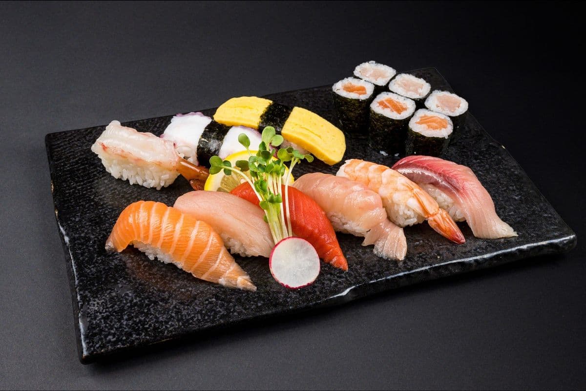 Deluxe Assorted Sushi Combo (16 Pieces)