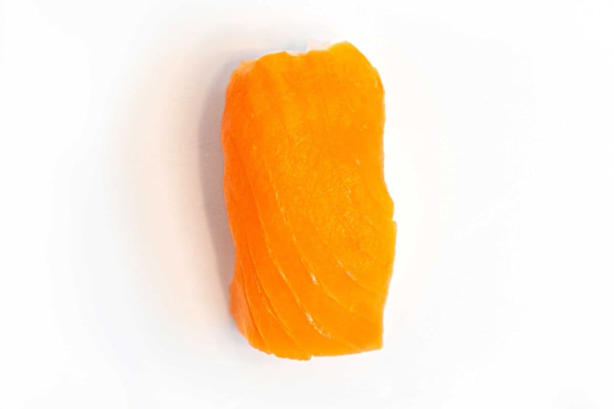 10. Nigiri au saumon fumé / Smoked Salmon Nigiri 2pcs