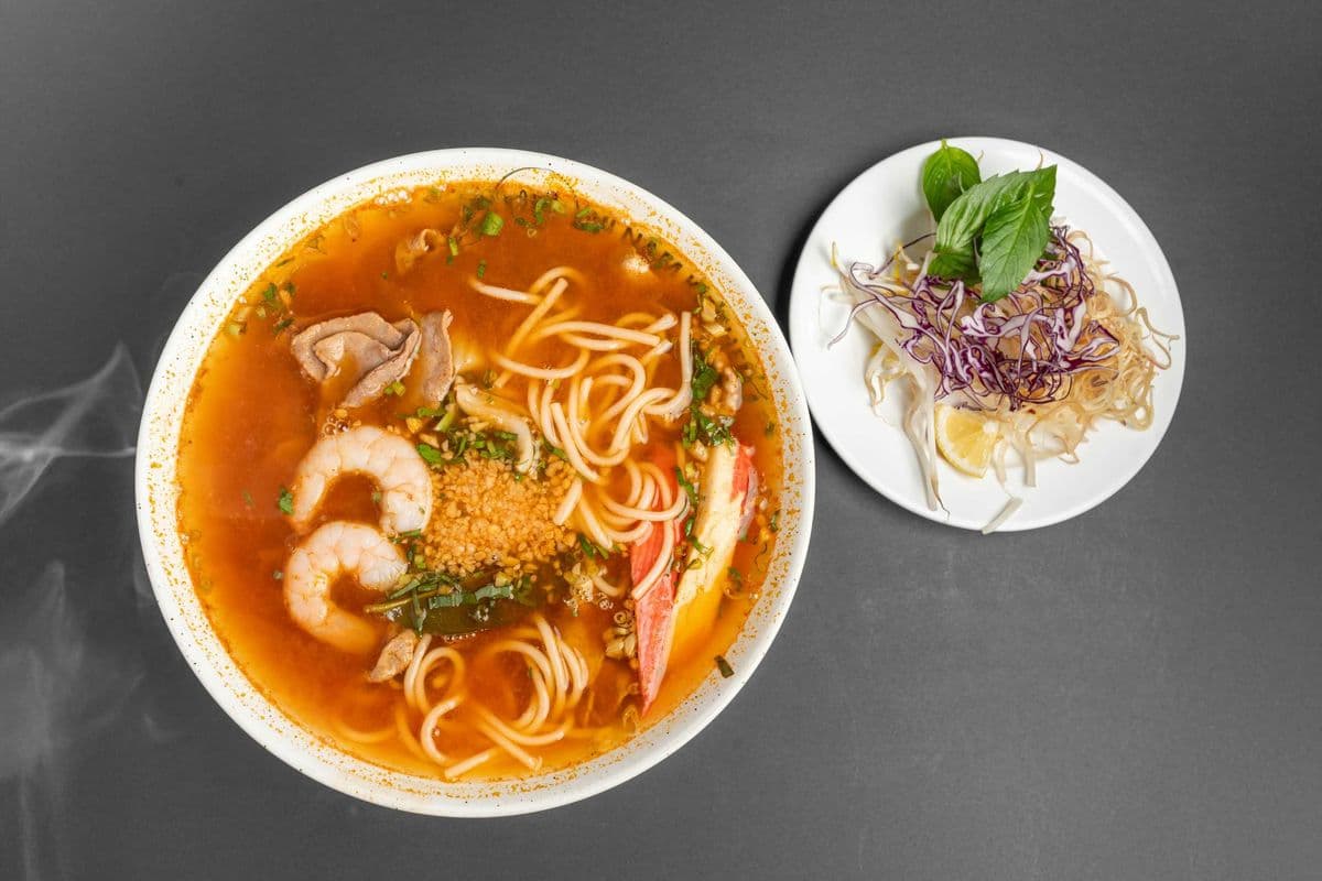 S2. Sea Food Tom yum Noodle Soup with Rare Beef / Bún Thái Hải Sản Chua Cay