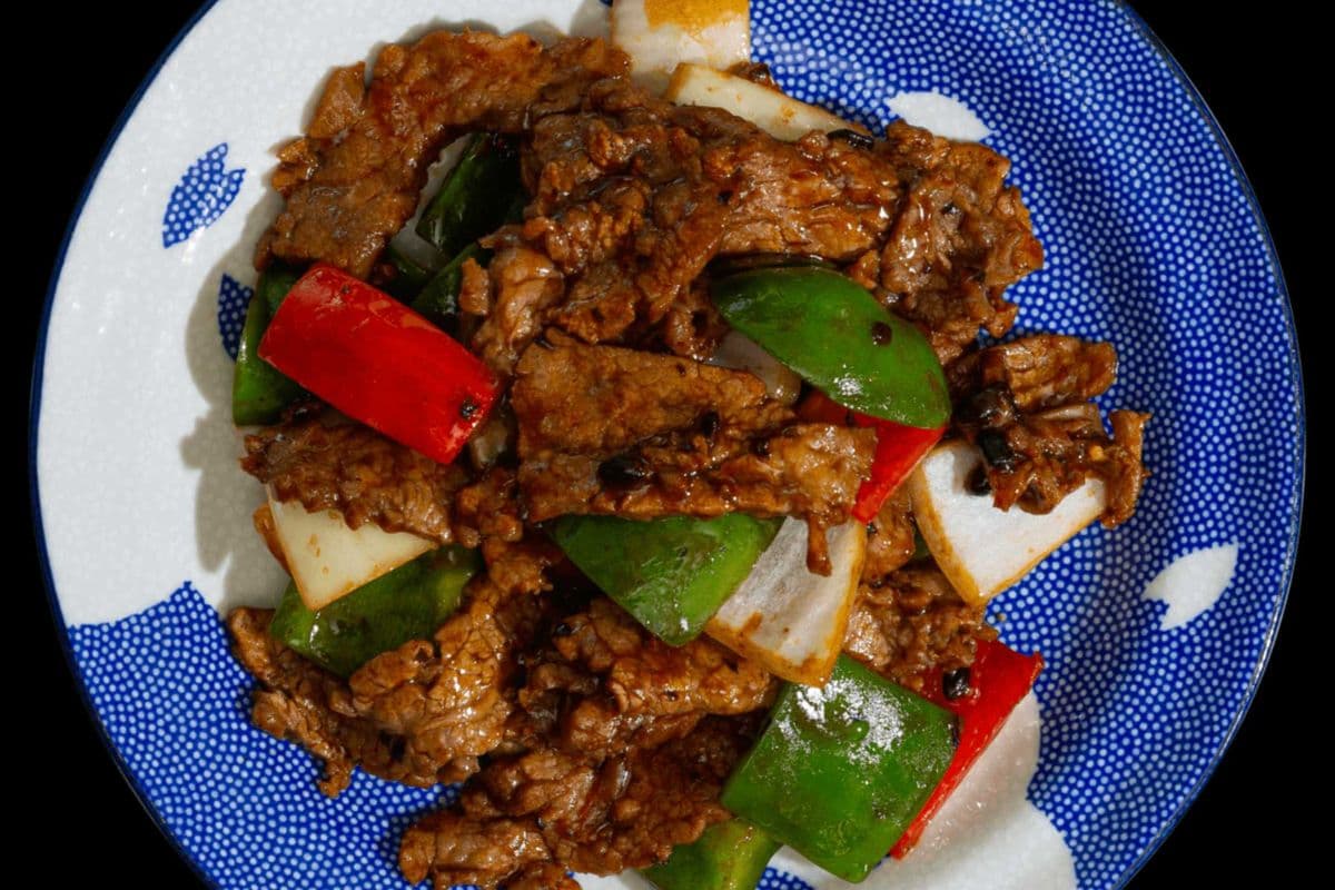 P04. Sauteed Beef with Green Peppers in Black Bean and Garlic Sauce