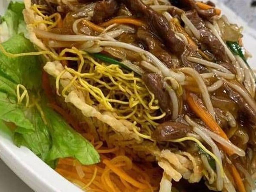 Crispy Chow Mein w/ Shredded Beef in Bird Nest 90