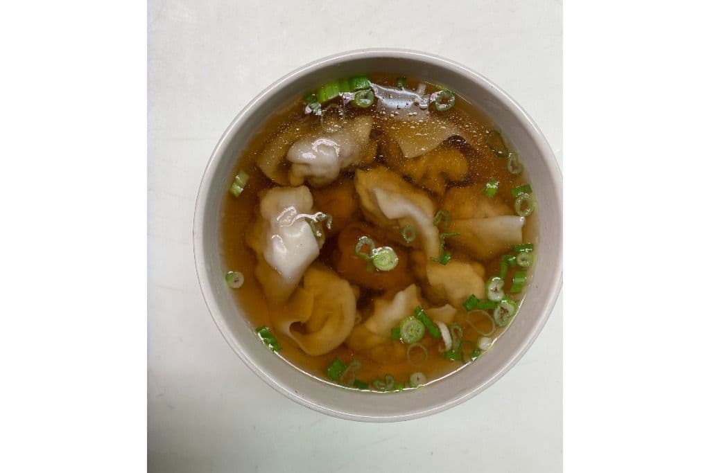 Large Wonton Soup (10 pcs) and green onion (20 oz)