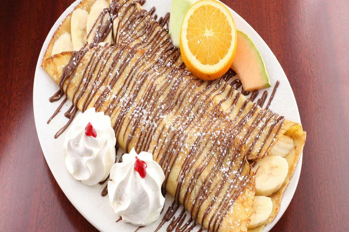 Crêpes victoriennes aux bananes avec caramel ou chocolat