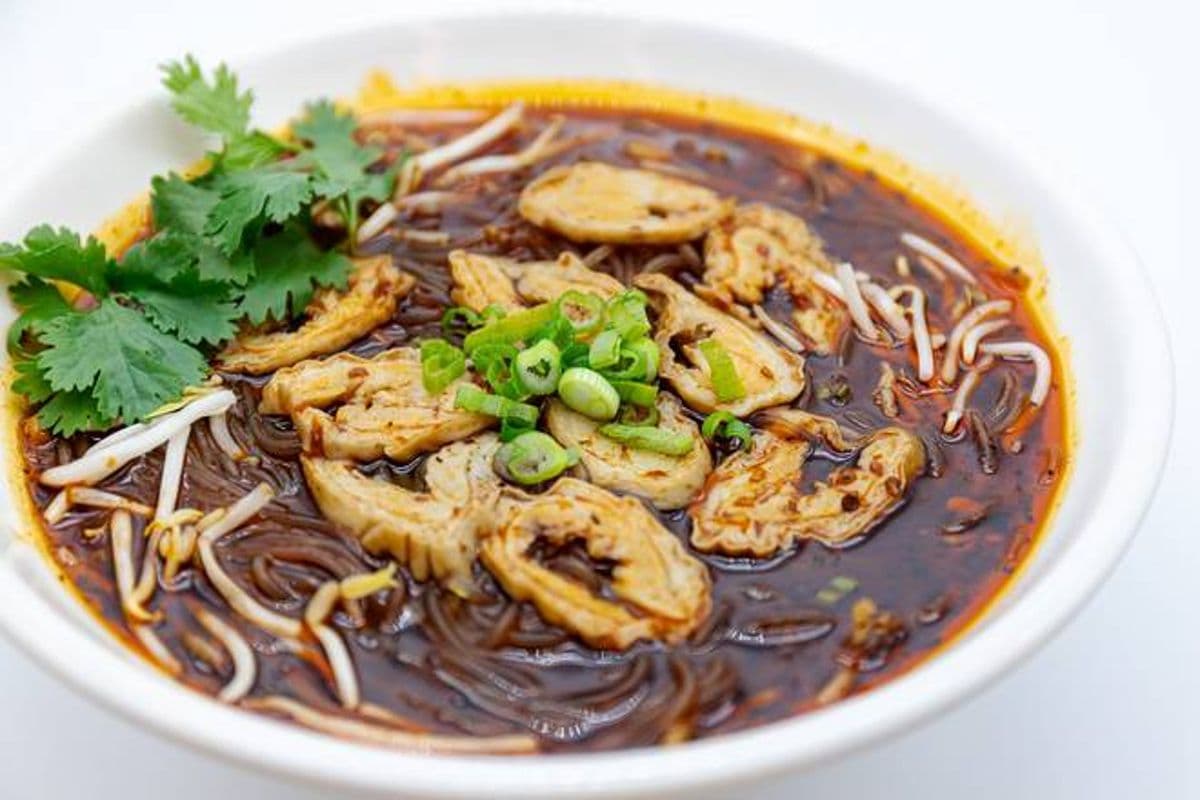 Pork Intestine Rice Noodle with Spicy Soup 肥腸粉