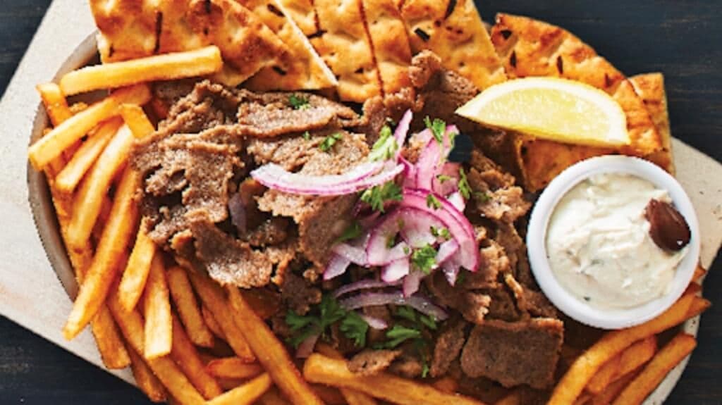 Plateau mezze (gyro et frites) / Mezze platter (gyro and fries) / Plato de mezze (gyro y patatas fritas)