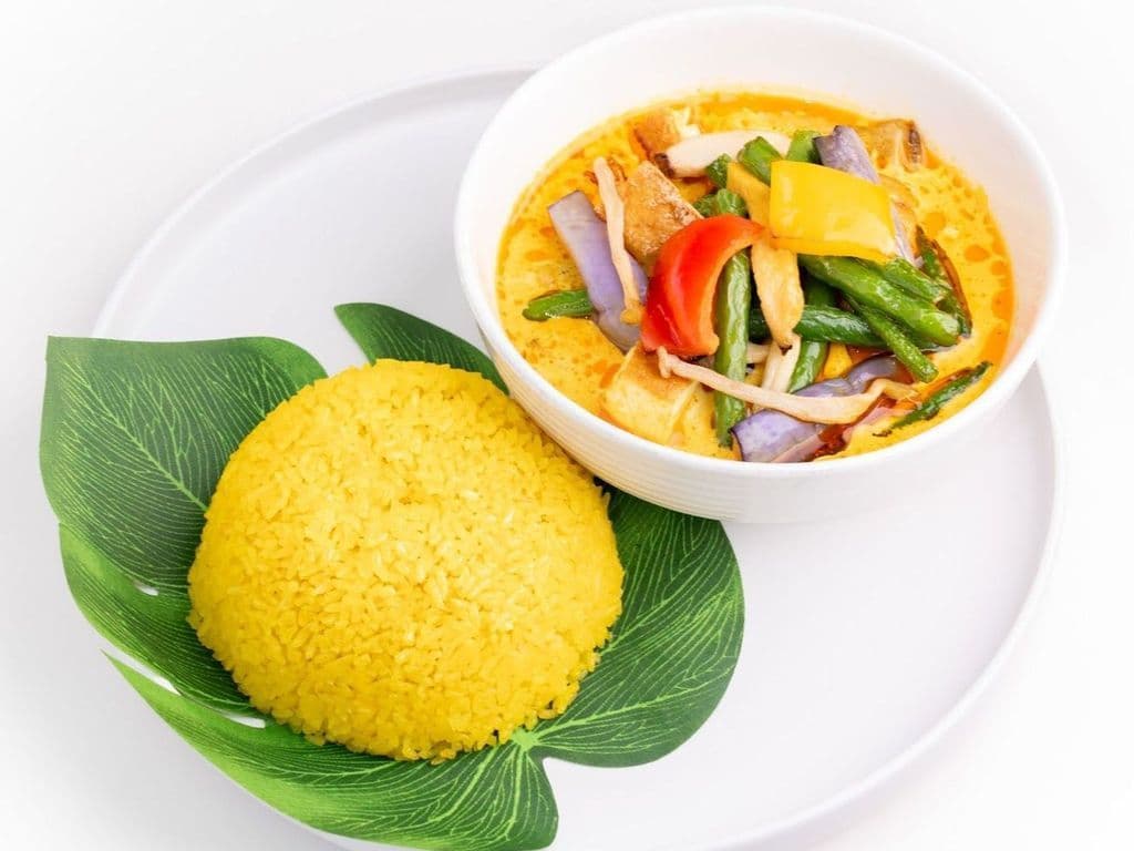 R9. Nyonya Yellow Curry Mixed Vegetables on Ginger Rice 娘 惹 黄 咖 喱 杂 菜 饭