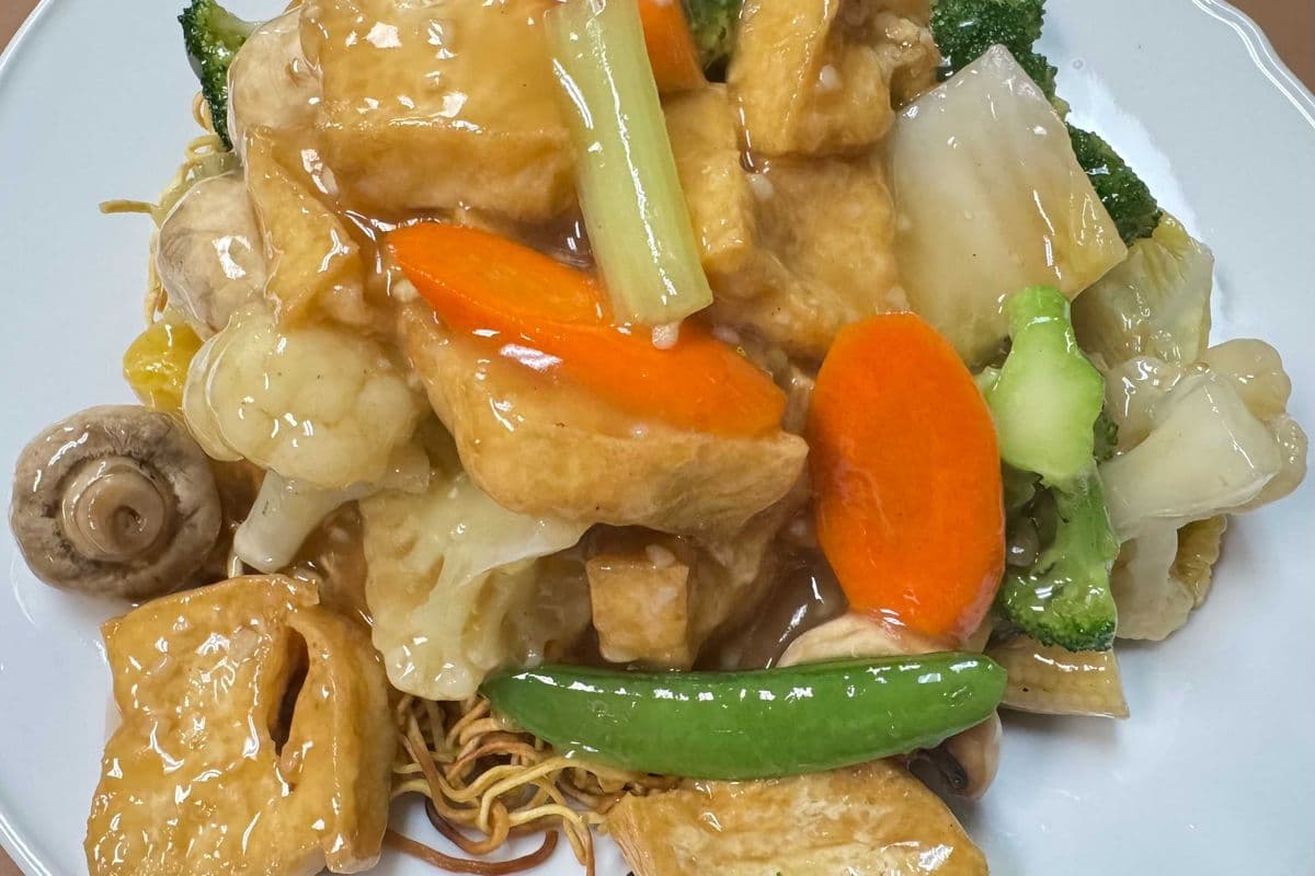 Tofu and Mixed Greens Chow Mein 豆腐什菜炒面（脆）