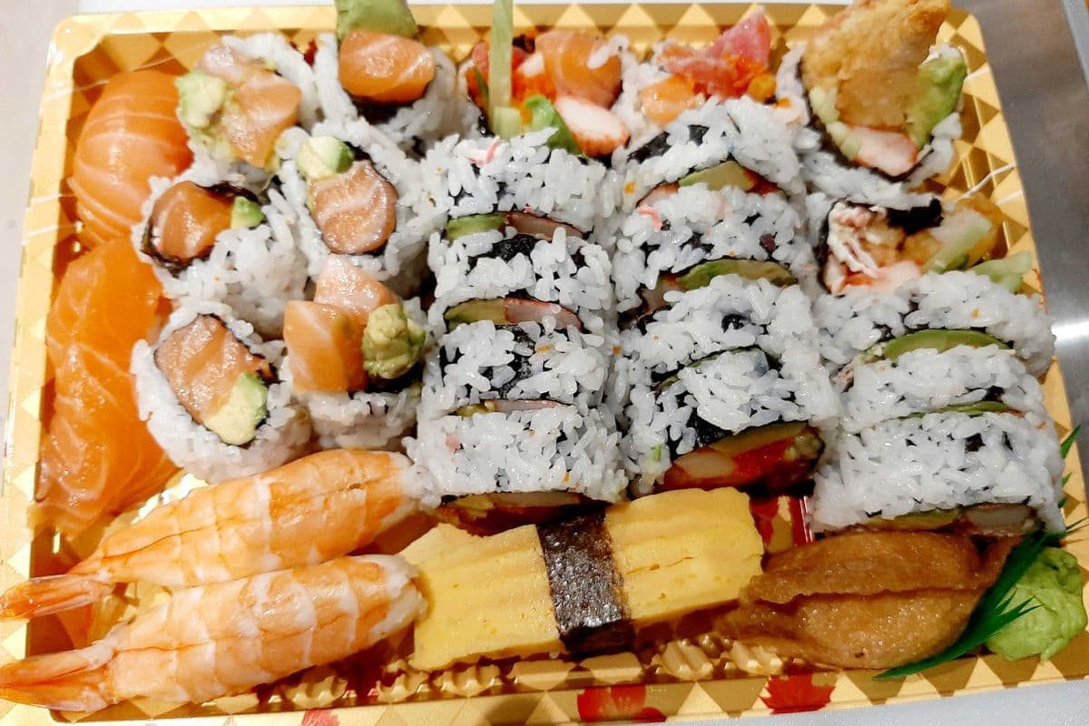 53. Popular Maki Combo B+1Miso Soup (Kelowna House Roll 10pcs, Dynamite Roll 5pcs, Salmon Avocado Roll 5pcs, Chef Choice sushi 6pcs)