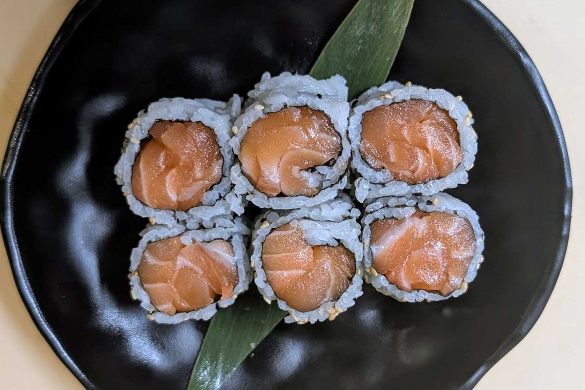64. Salmon Maki Roll (Sake)