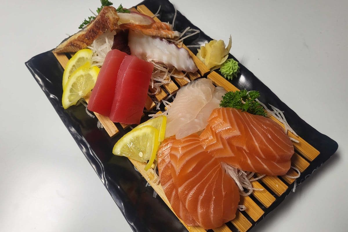 SS3. Assorted Sashimi (12 pcs)