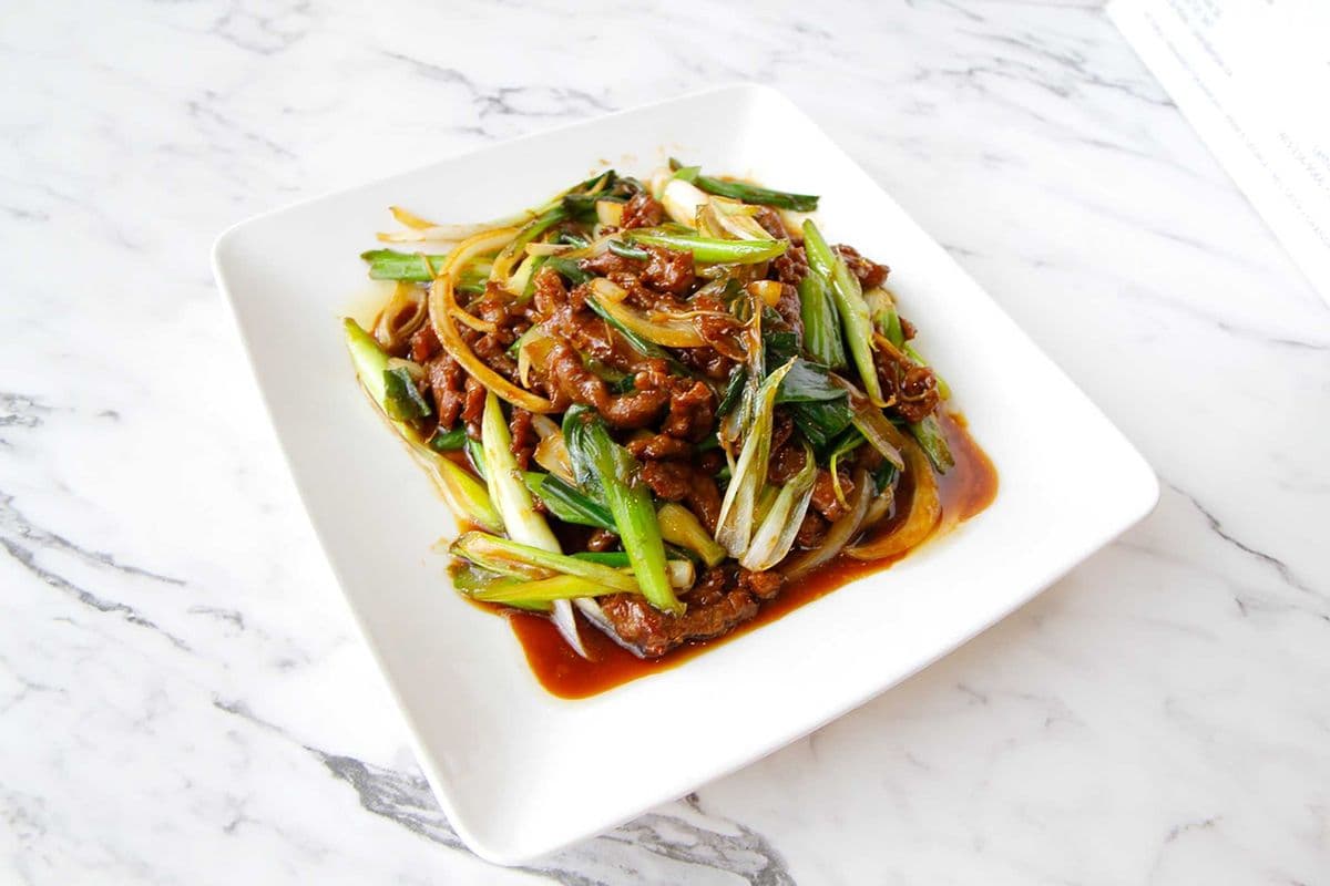 Stir-Fried Shredded Beef and Green Onions with Soy Sauce 蔥爆牛肉
