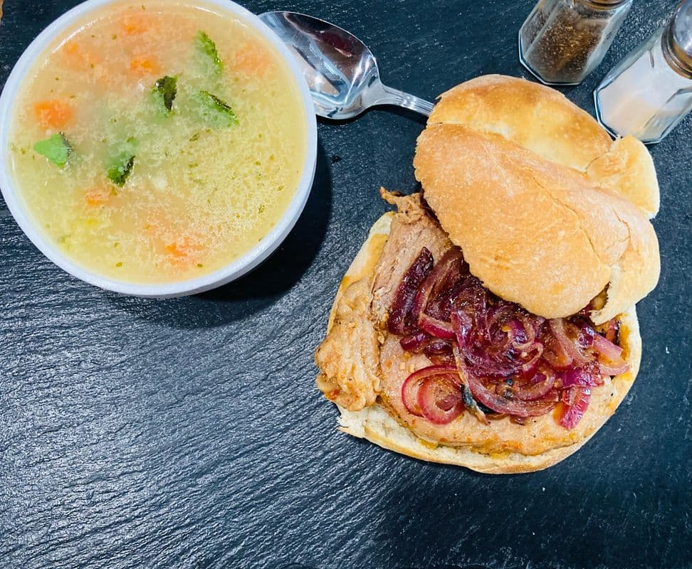 Sandwich Bifana avec soupe du jour