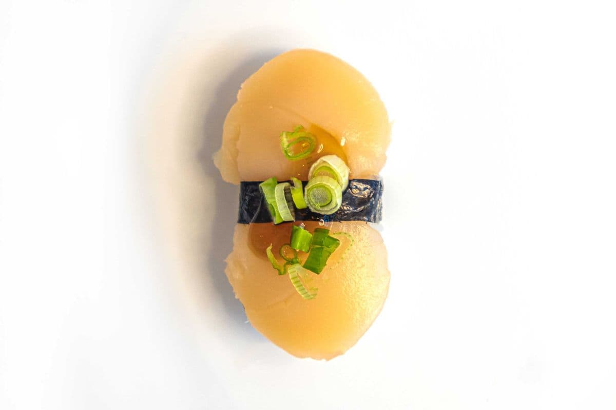 08. Nigiri aux pétoncles / Scallop Nigiri 2pcs
