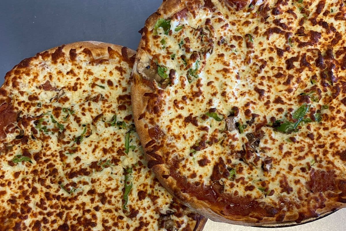 Deux pizzas moyennes / Two Medium Pizzas