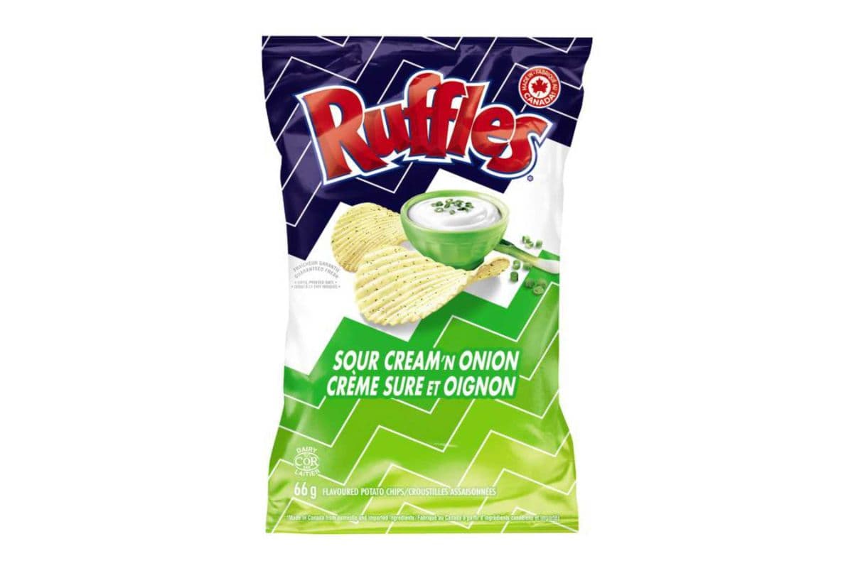 Ruffles Sour Cream ‘n Onion Chips (66 g)