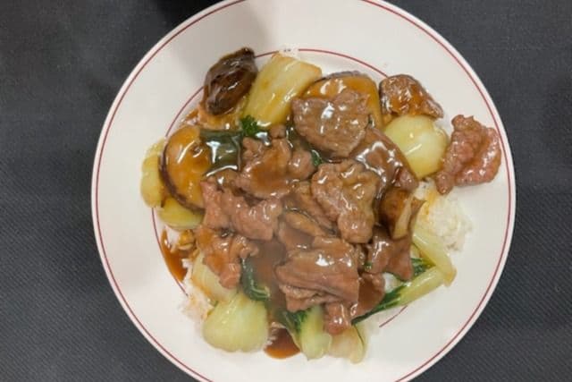 Sliced Beef with Season Vegetable on Rice 時菜牛肉飯