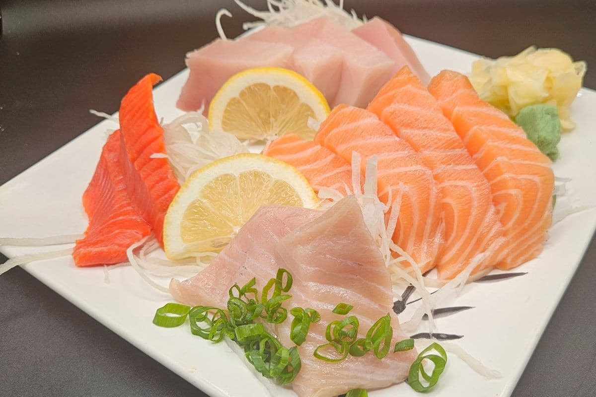 Assorted Sashimi (12 pcs)