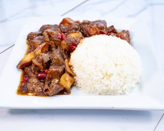 红烧牛腩烩土豆盖饭(辣) Stewed Beef Brisket with Potato Rice Bowl (Spicy)