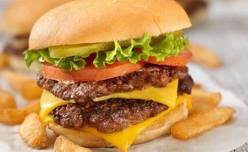 Assiette de cheeseburger sp��cial Jacques-Cartier / Special Jacques Cartier Cheeseburger Plate