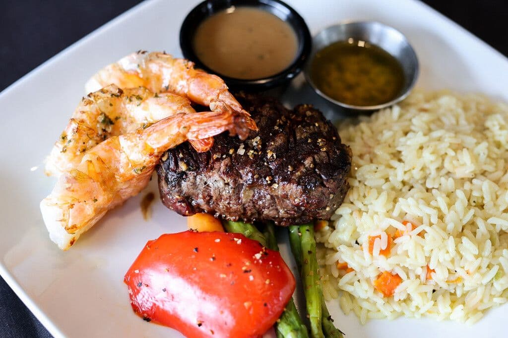 Filet mignon 16 oz et crevettes papillons Sans Gluten