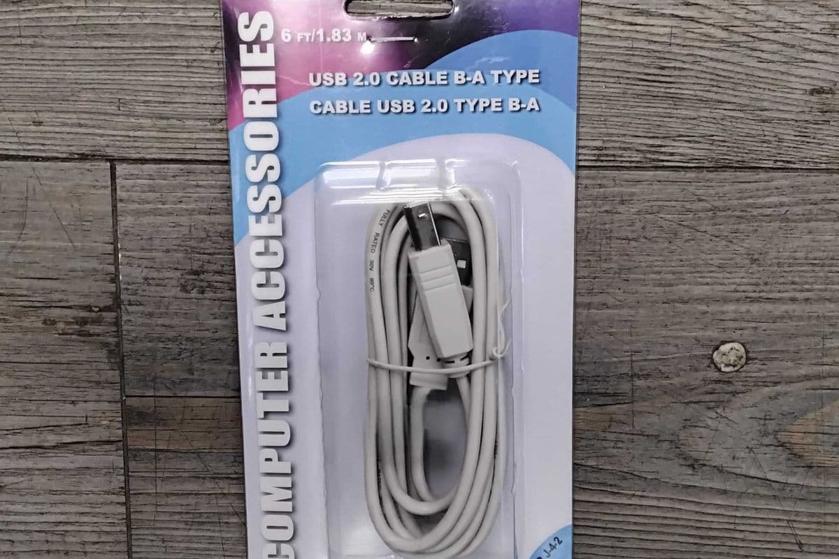 USB 2.0 B-A type cable.