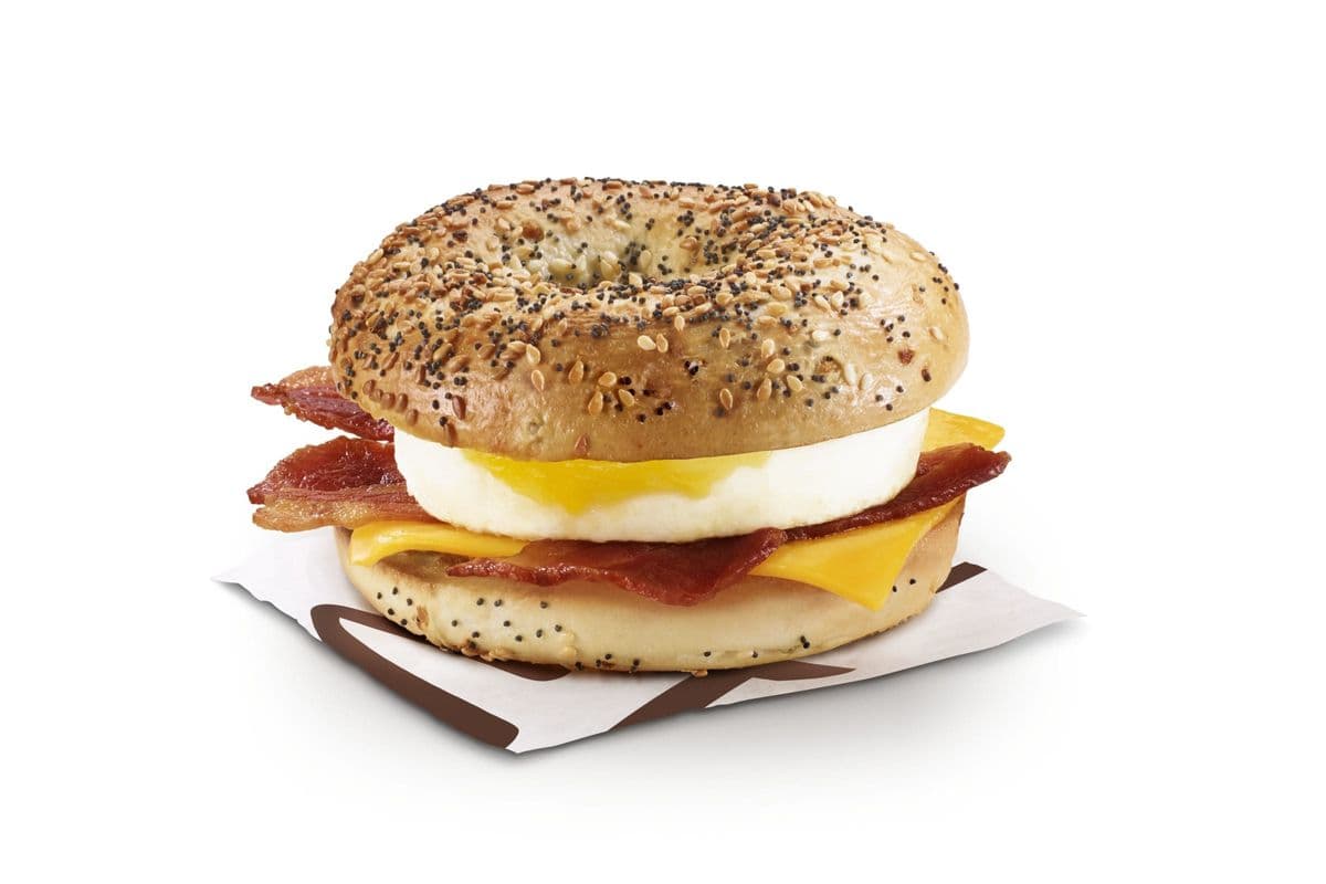 Everything Bacon 'N Egg Bagel [560.0 Cals]