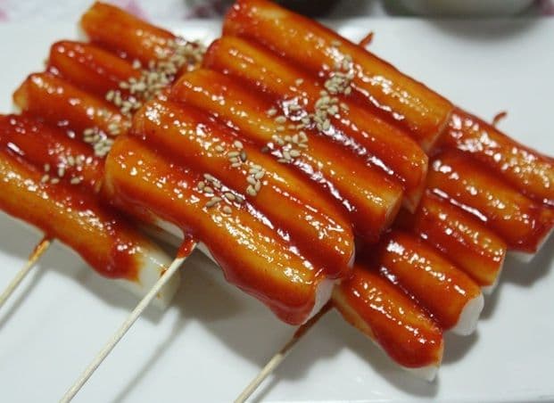 D2. Brochette de de Gâteaux de Riz Épicé / Spicy Rice Cake Skewer (Duk Kott Chi)