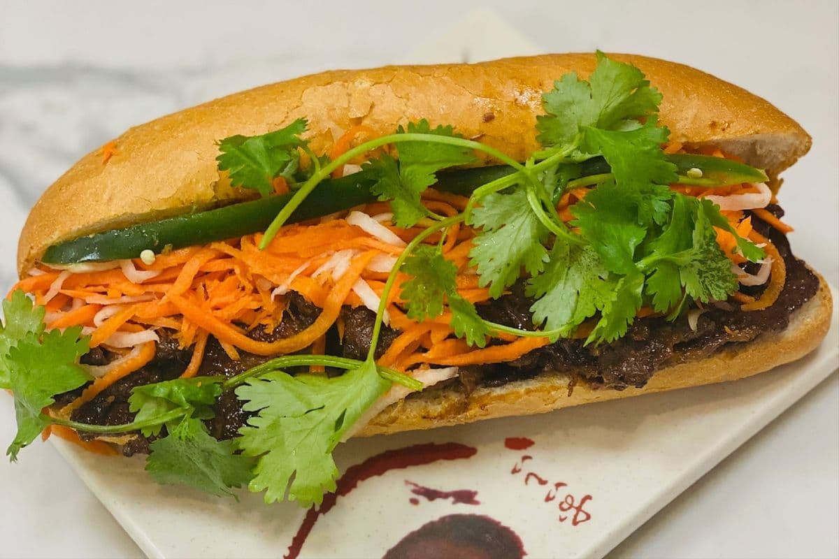 B3. BBQ Lemongrass Beef Sub / 燒香茅牛肉麵包 / 바베큐 레몬그라스 소고기 샌드위치