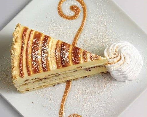 Cinnabon cheesecake slice / Tranche de Gâteau au Fromage Cinnabon