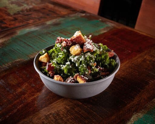 Small Kale Caesar / Petite salade César au chou frisé