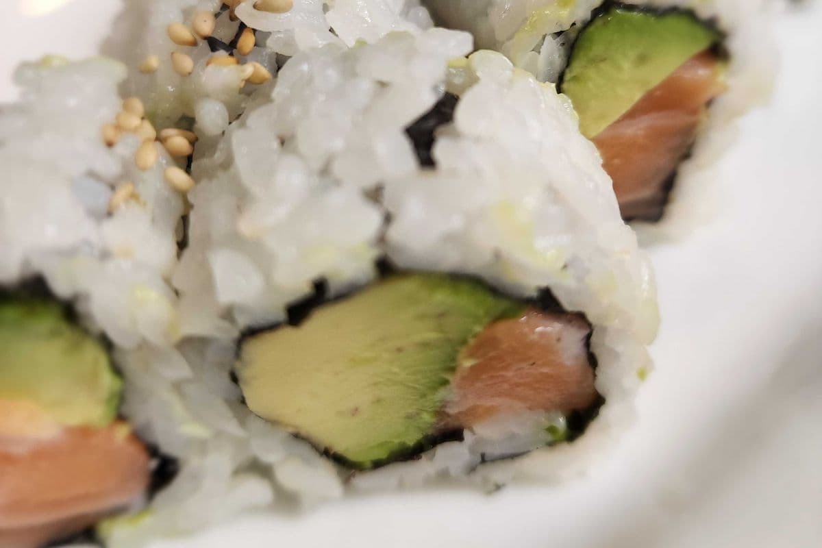 Salmon and Avocado Roll (8pcs)