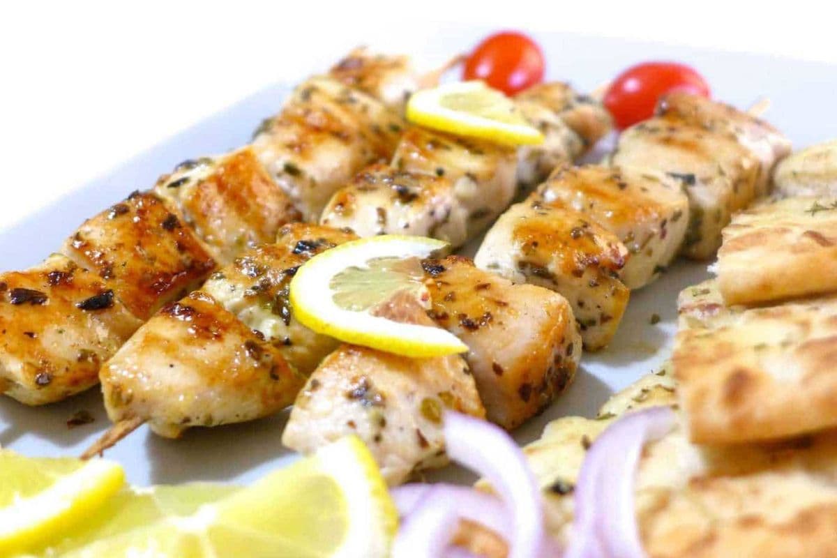 Assiette de brochettes de poulet à la grecque Plate of Greek chicken skewers