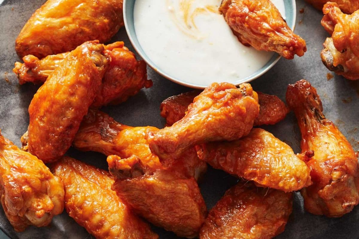 Wings (1.5 lbs) + Garlic Bread