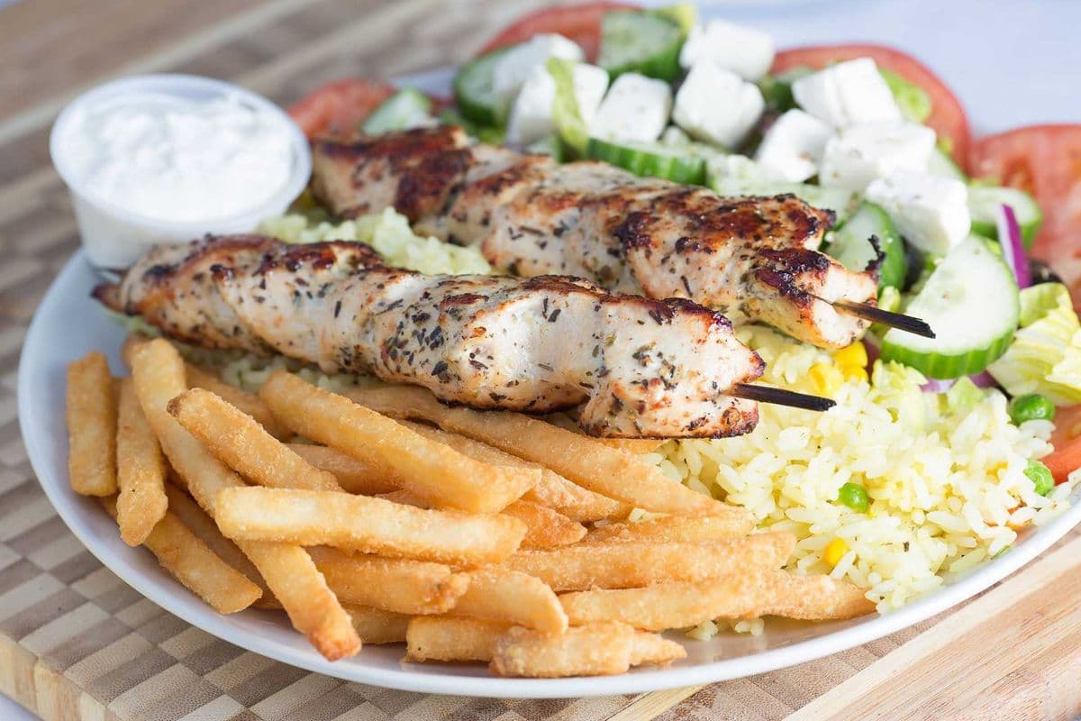 Assiette Souvlaki au Poulet (2) Bâtons / Chicken Souvlaki Plate (2) Sticks