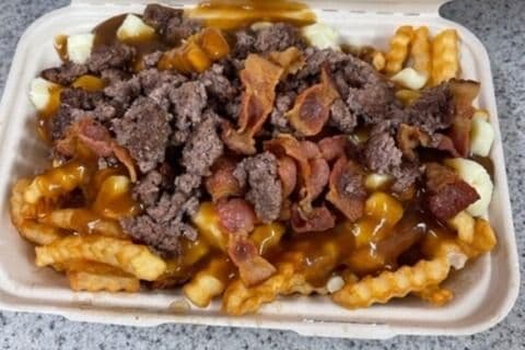 Regular Bacon Cheeseburger Poutine / Poutine cheeseburger et bacon