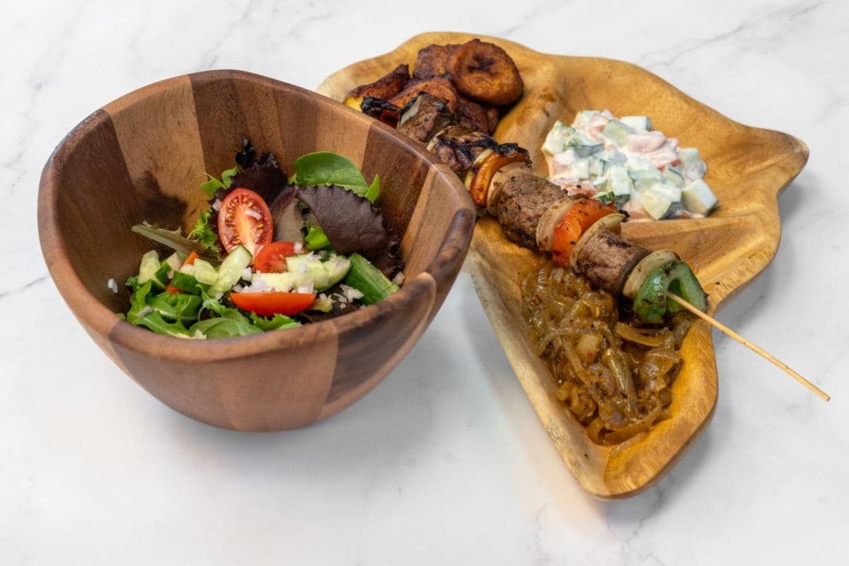 Assiette une brochette de boeuf filet mignon / Filet Mignon Beef Skewer Plate