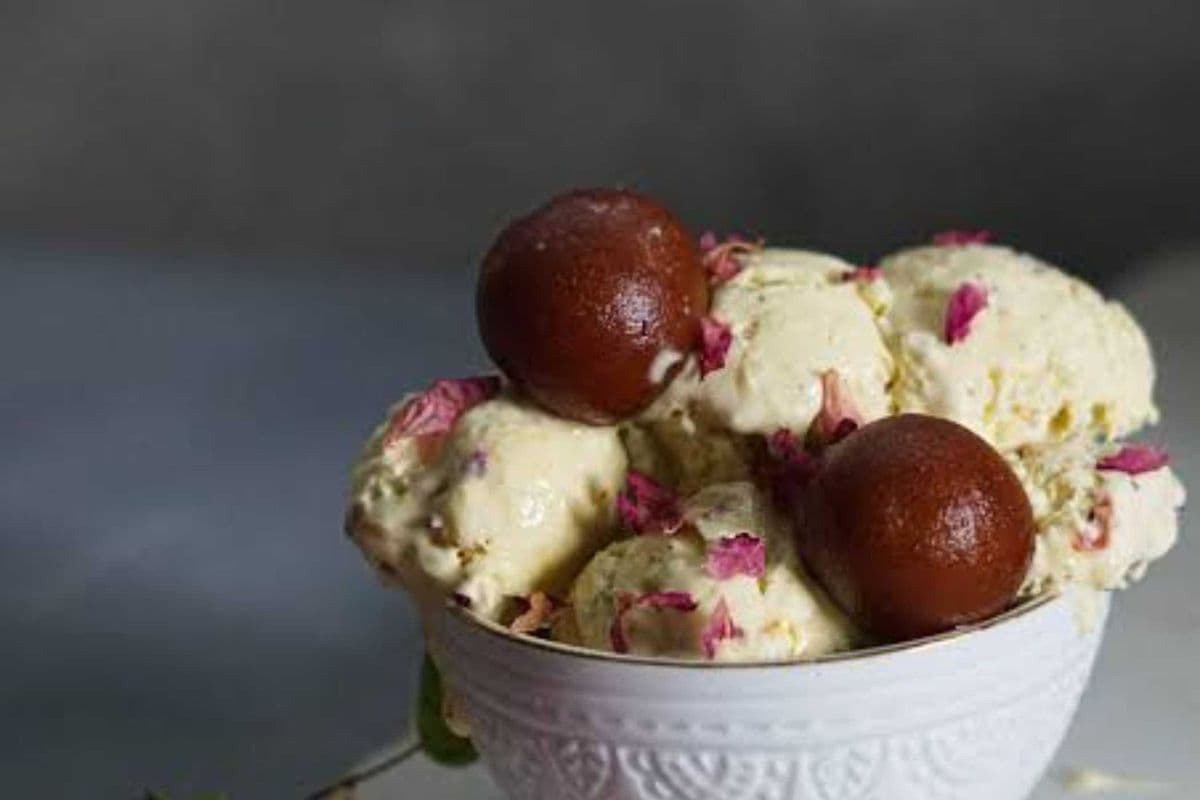 Gulab Jamun (2Pcs) With Ice Cream