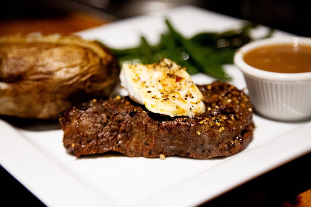 Filet mignon au bleu fondant / Pork tenderloin with melted blue cheese