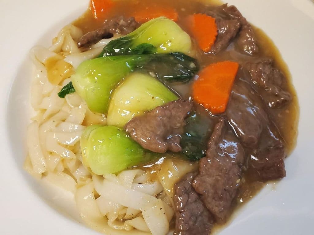 F8. 時菜牛河  Beef & Veggie with Ho Fun