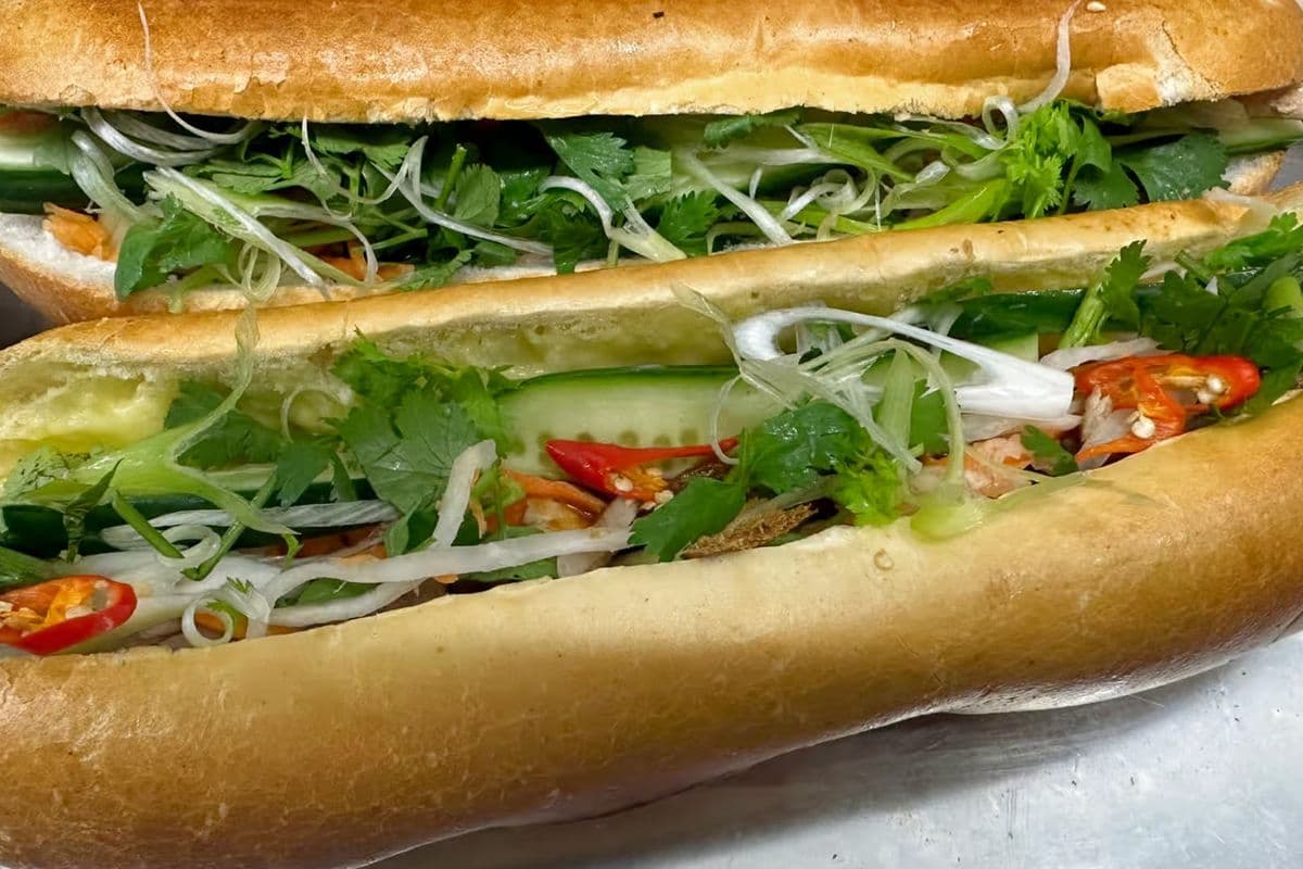 # 2 Bánh mì au Poulet / Chicken Banh Mi