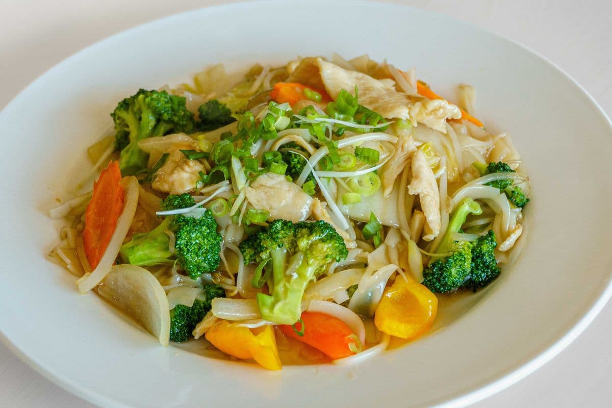 Stir fry chicken with vegetables / Ga Xau Cai