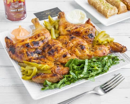 Plat de poulet entier sur charbon en crapaudine