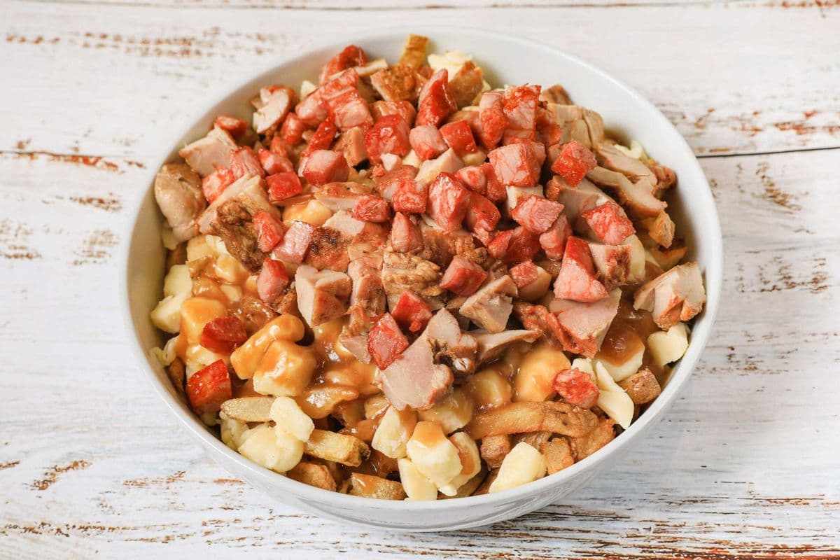 Poutine Poulet et Saucisse / Chicken and Sausage Poutine