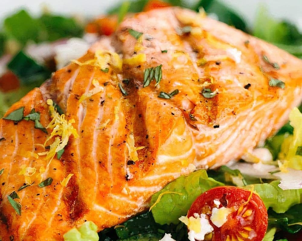 Salade du saumon grillé/Grilled salmon salad.