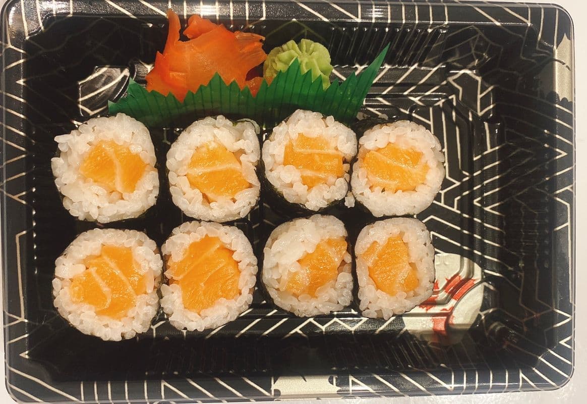 R6. Salmon Roll (8pcs)