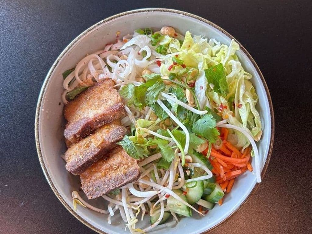 VIETNAMESE COLD NOODLE SALAD BOWL