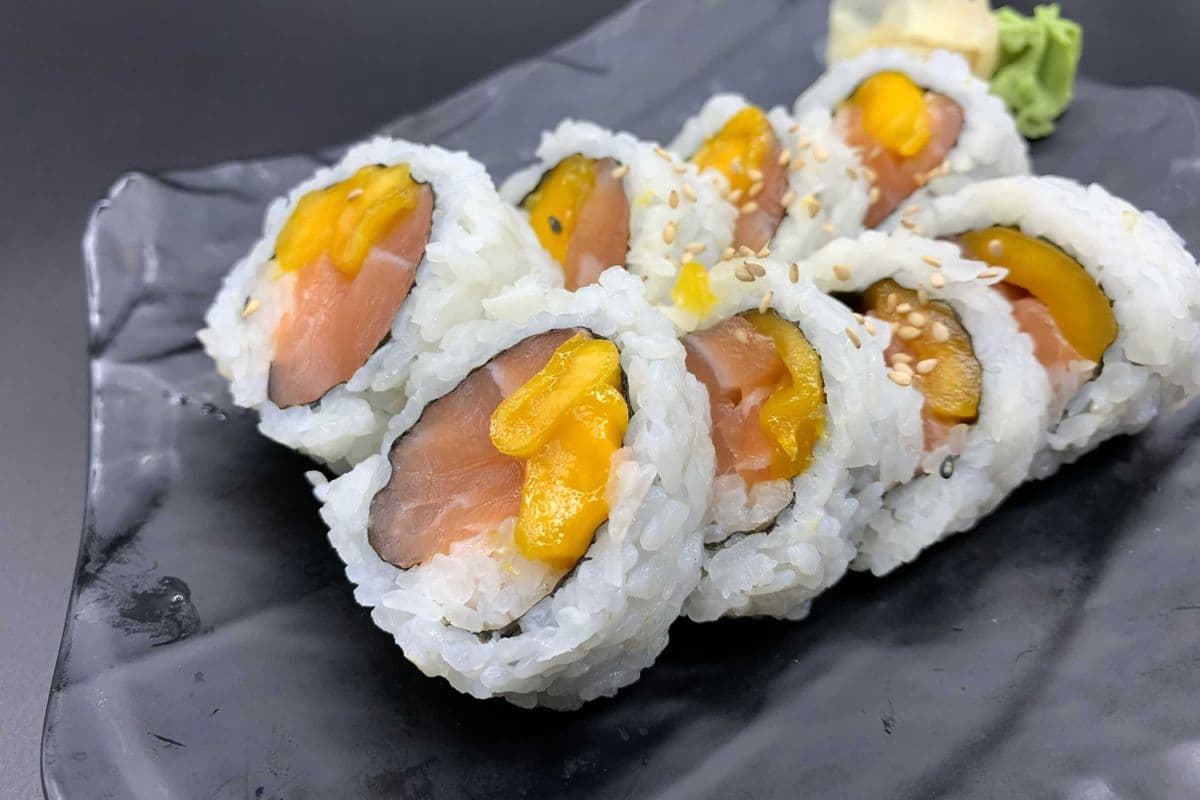 Salmon Mango Roll (8 pcs)